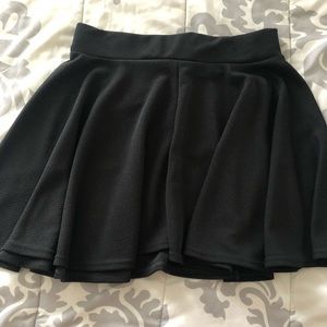 Short twirling black skirt